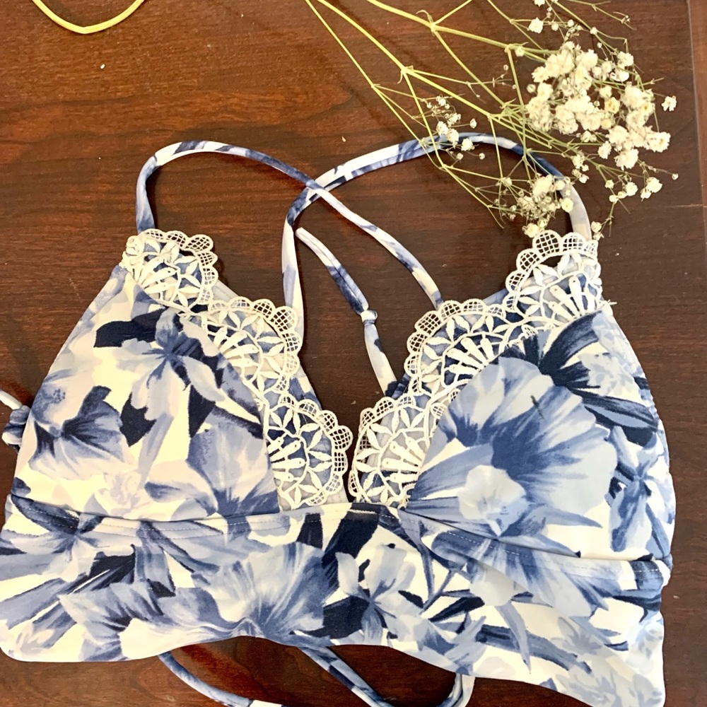 Hollister bikini top. Blue floral. Size XS